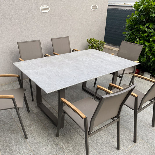 Glaskeramik Gartentisch in verschiedenen Größen und Designs