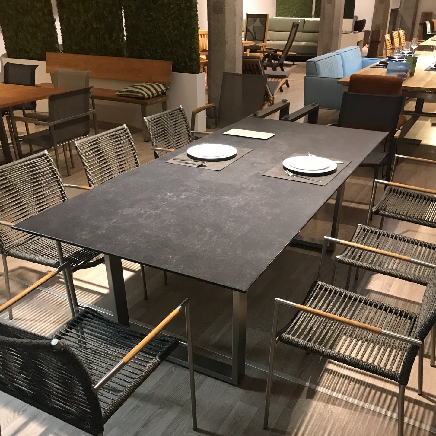 Glaskeramik Gartentisch in verschiedenen Größen und Designs